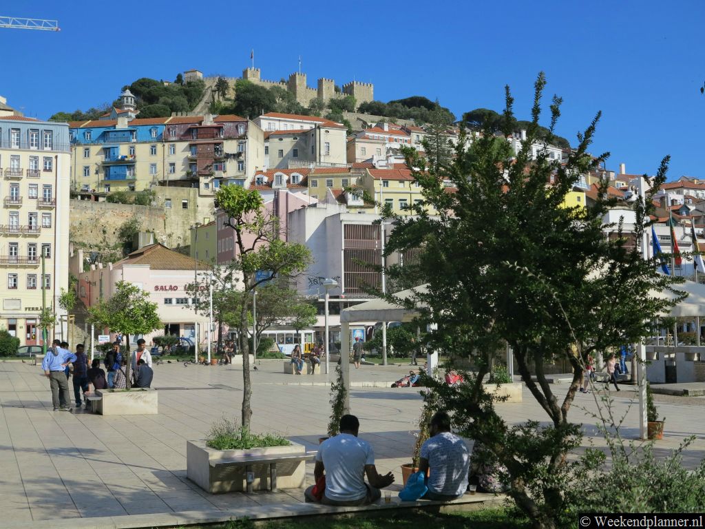 De binnenstad van Lissabon ligt tussen heuvels. Vanaf de pleinen heb je een mooi uitzicht op de wijk Alfama  en op het kasteel, Castelo Sao Jorge. Tip: De attracties van Baixa, het historische centrum van Lissabon.